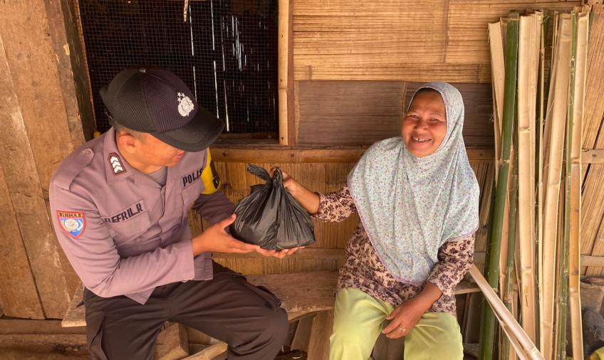 Bhabinkamtibmas Polsek Muara Sahung Salurkan Bantuan sembako Ke Warga