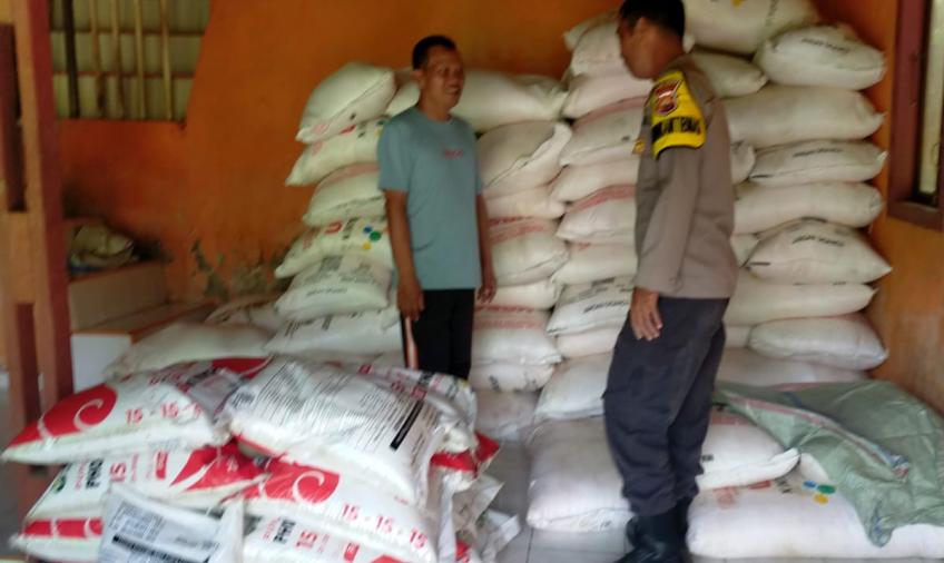 Bhabinkamtibmas Polsek Kaur Tengah Pantau Penyaluran Pupuk Bersubsidi