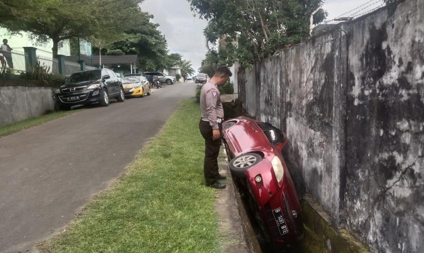 Lupa Ngerem Tangan, Mobil Vios Nyungsep di Siring, Polisi Sigap Menolong