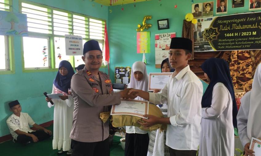 Kapolsek Lebong Atas Hadiri Peringatan Isra Mikraj di SMP 02 Lebong Atas