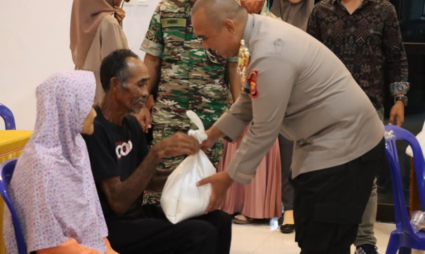 Usai Jumat Curhat, Kapolres Rejang Lebong Bagikan Sembako 