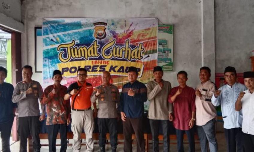 Usai Jumat Curhat, Polres Kaur Bagi Minyak Goreng ke Warga
