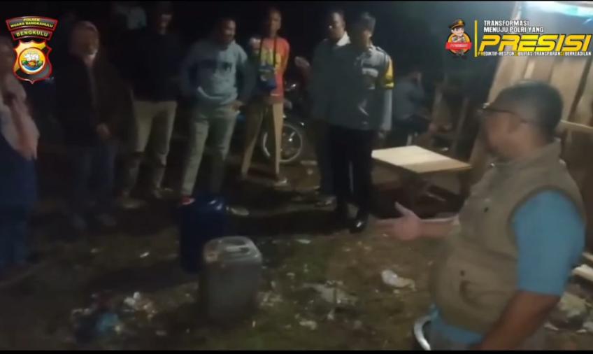 Meresahkan, Bhabinkamtibmas Bersama Warga Sidak Warung Tuak di Muara Bangkahulu