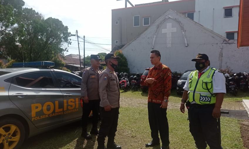 Polsek Gading Cempaka Kerahkan Personel Pengamanan ke Gereja Saat Ibadah 