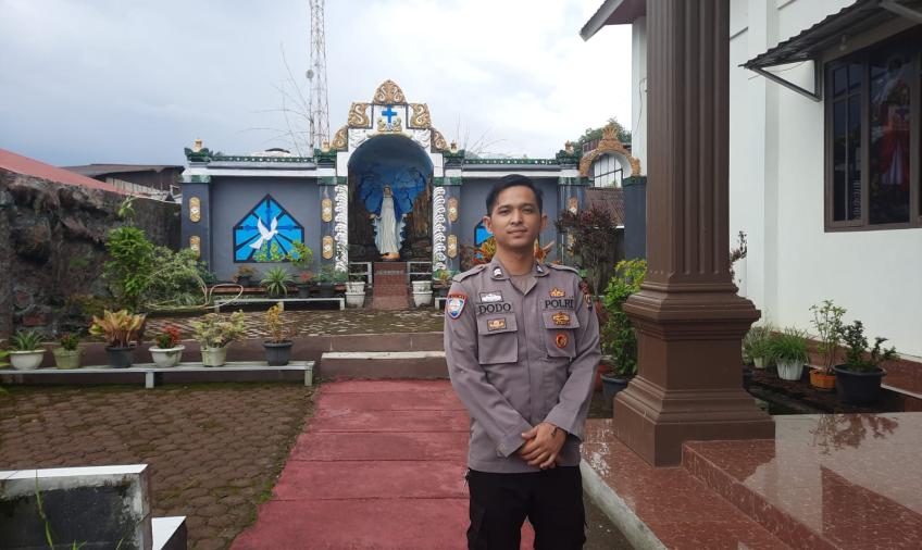 Polsek Lebong Utara Berikan Pengamanan Ibadah Umat Nasrani di Gereja