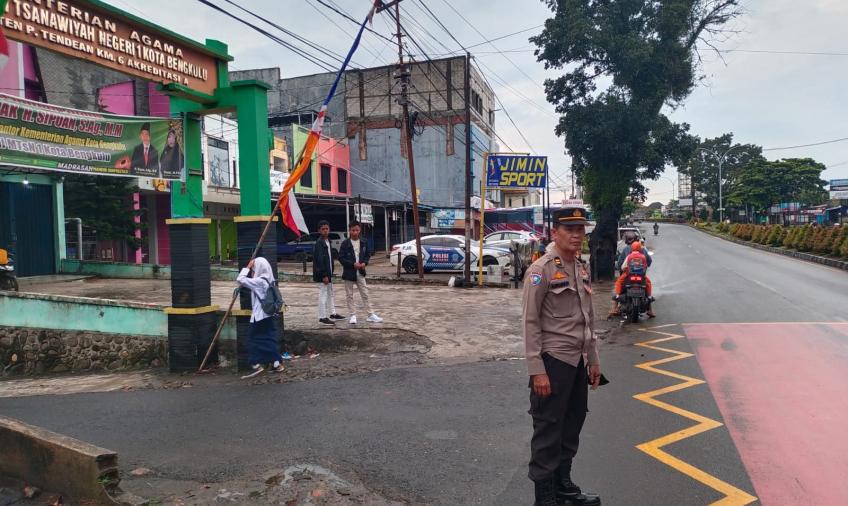 Polsek Gading Cempaka Terjunkan Personel Atur Lalu Lintas Pagi Didepan Sekolah
