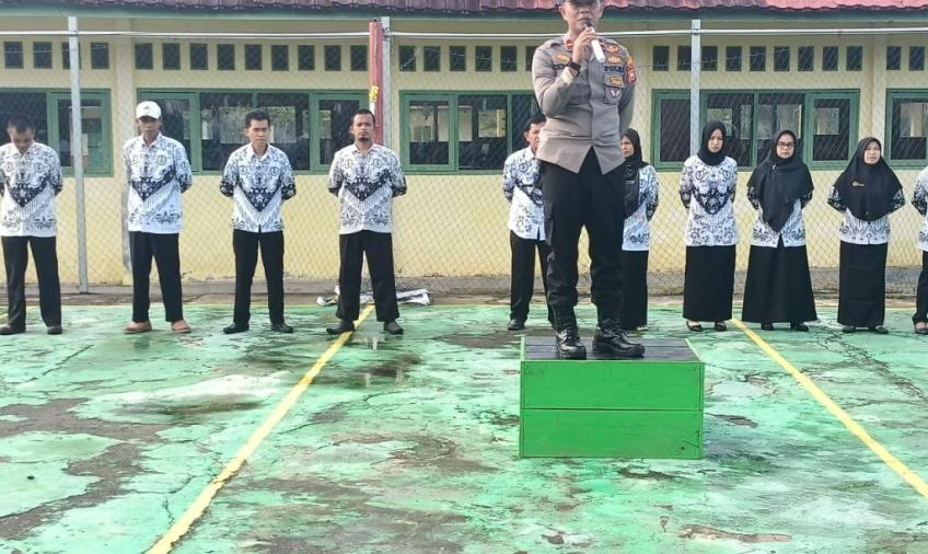 Kapolsek Batik Nau Jadi Inspektur Upacara  di SMKN 06 Bengkulu Utara