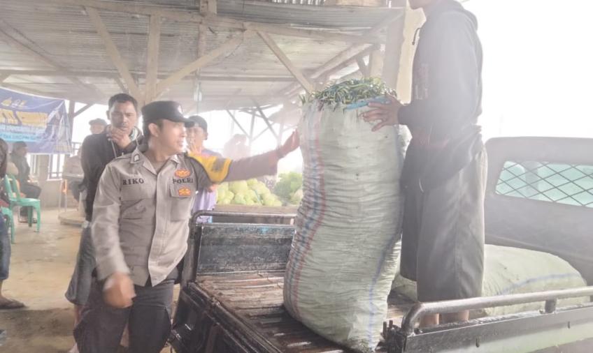Selain Sambang, Bhabinkamtibmas Tak Sungkan Membantu Warga 