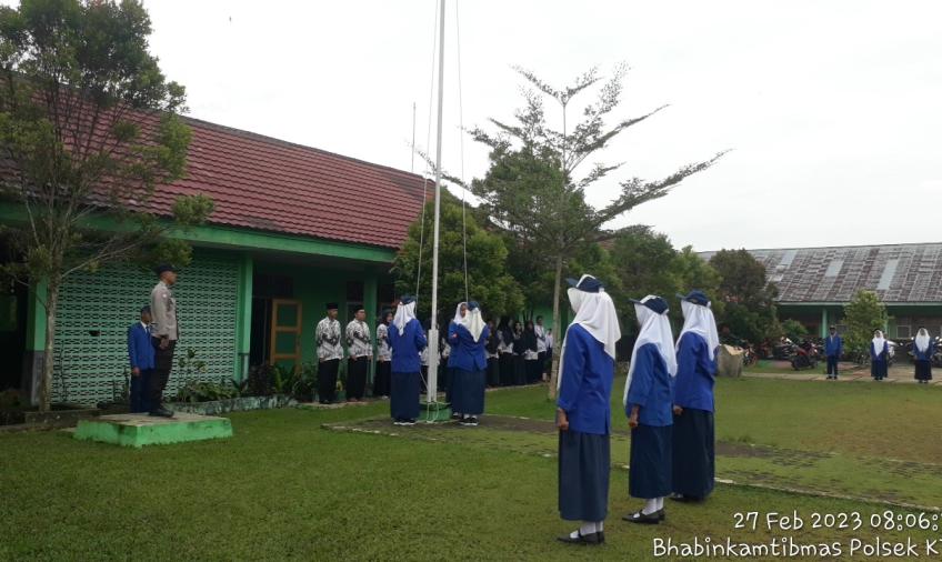 Bhabinkamtibmas Polsek Kotapadang Jadi Inspektur Upacara di SMPN 20 Rejang Lebong 