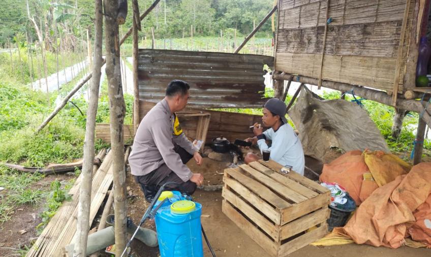 Bhabinkamtibmas Polsek Bermani Ulu Sambangi Warga, Sampaikan Imbauan Kamtibmas