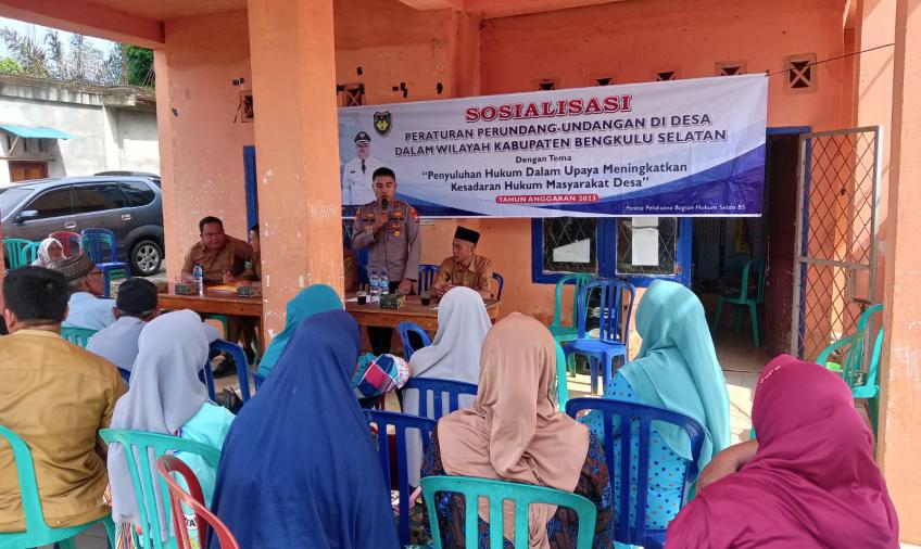 Kapolsek Sosialisasikan Peraturan Perundang-undangan di Desa Karang Caya Kedurang Ilir