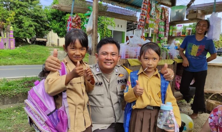 Pak Bhabin Sambang Sekolah, Jalin Keakraban dengan Siswa Siswi