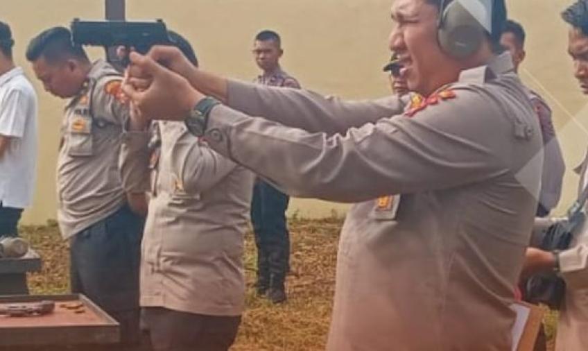 Tingkatkan Kemampuan, Kapolres Bengkulu Utara Pimpin Latihan Menembak