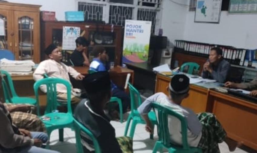 Bhabinkamtibmas Kelurahan Bajak Imbau Aktifkan Sat Kamling Saat Pertemuan dengan Ketua RT/RW