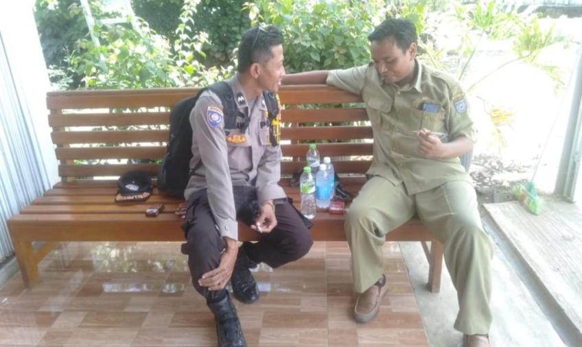 Bhabinkamtibmas Polsek Kerkap Saat Menghimbau warga desa binanya untuk sadar akan kewajiban menjaga keamanan 