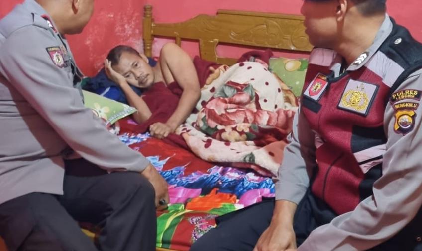 Peduli Sesama, Kapolsek Rimbo Pengadang Beri Bantuan Kepada Warga Yang Sakit Menahun