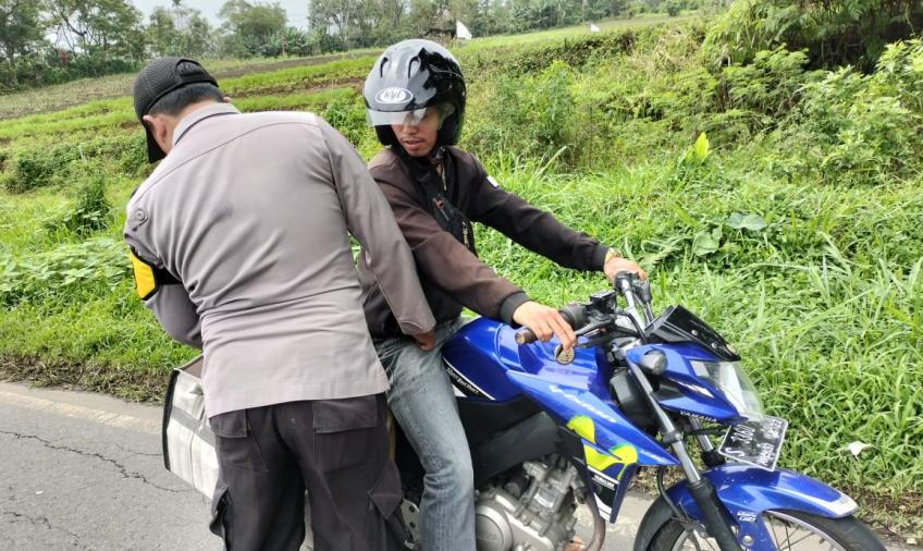 Antisipasi Kejahatan Dijalan, Polsek Sindang Kelingi Gelar Razia Senpi Dan Sajam