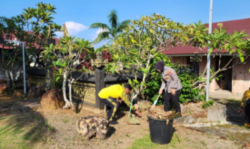 Polsek Gading Cempaka Saat Gelar Bakti Sosial di Pura Santi Muara Dipa