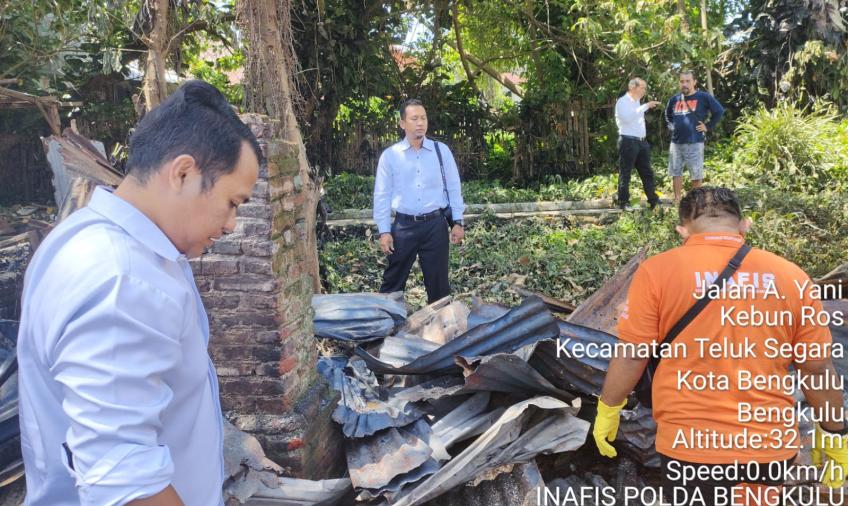Dipimpin Kasat Reskrim Polresta Bengkulu Unit Identifikasi Lakukan Olah TKP pasca kebakaran Bangunan Usaha Mebel dan Reparasi Jok