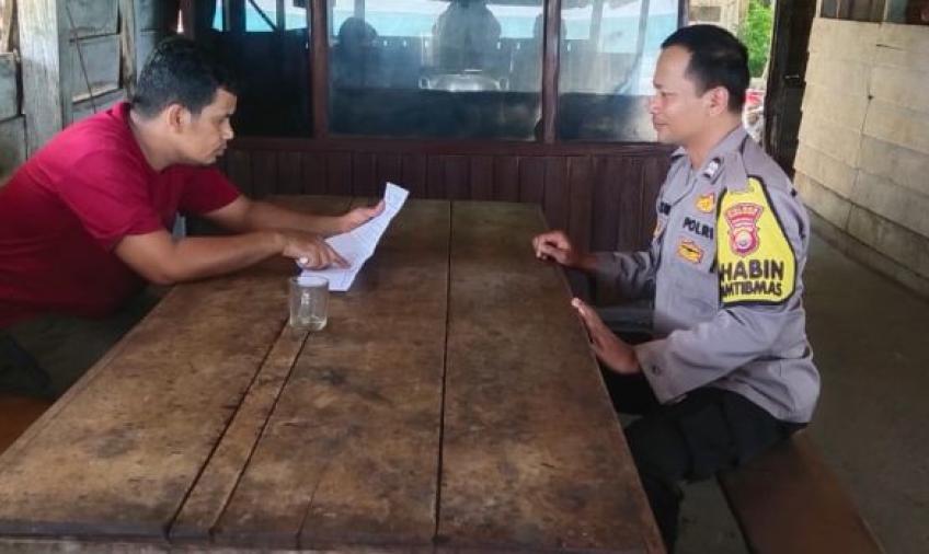 Bhabinkamtibmas Saat Menghimbau Warung Tuak Agar Tak Menjual Minuman Alkohol Saat Bulan Suci Ramadhan 