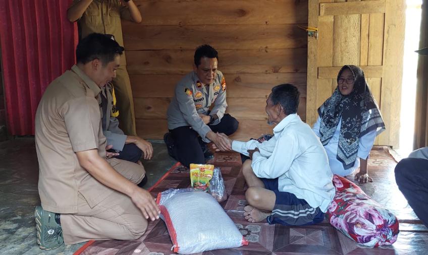 Ada Warga Sakit, Kapolsek Pino dan Pak Bhabin Datang Menjenguk Bawa Sembako