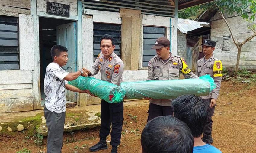 Sambang Desa, Kapolsek Pino Berikan Bantuan Ambal ke Masjid Al Muhajirin