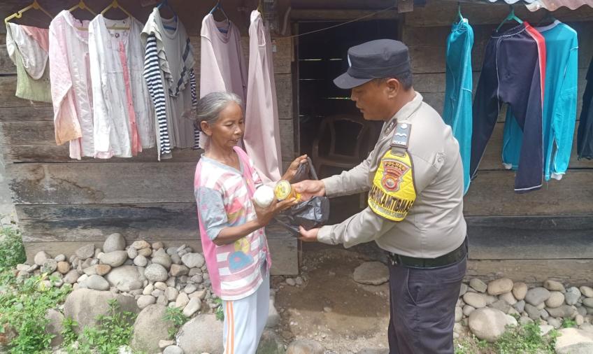 Bhabinkamtibmas Polres Kaur Salurkan Bantuan ke Warga yang Membutuhkan