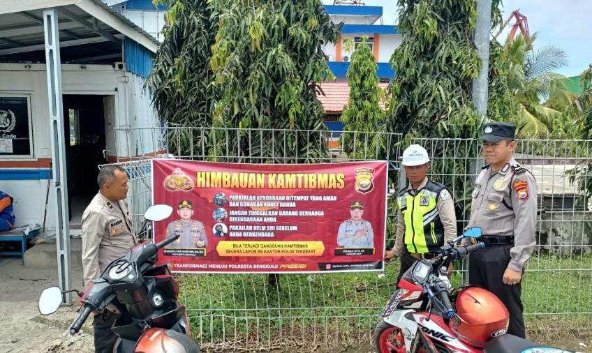 Patroli Dialogis Personel KSKP, Pasang Spanduk Imbauan Kamtibmas Dikawasan Pelabuhan Pulau Baai