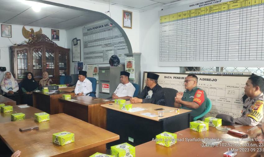Tingkatkan Sinergi, Bhabinkamtibmas Hadiri Pisah Sambut Lurah Adirejo
