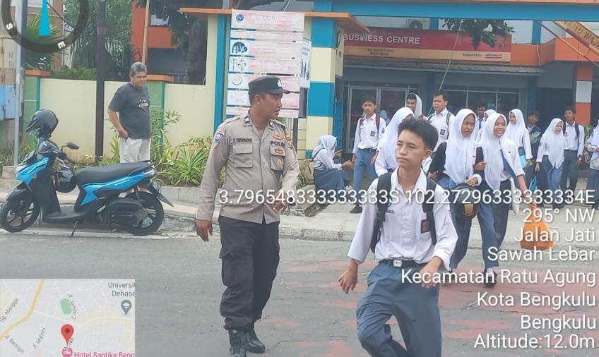 Personel Polsek Ratu Samban “Strong Point Sore” Didepan SMK N 1 Kota Bengkulu