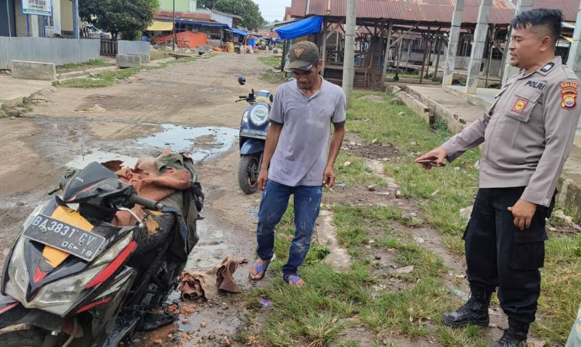 Motor Warga Terbakar, Bhabinkamtibmas Respon Cepat Datangi Lokasi Kejadian