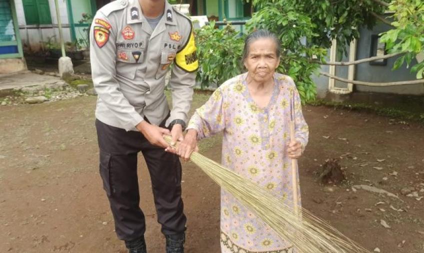 Polisi Humanis Bagikan 1000 Sapu Lidi Kepada Warga Kecamatan Kerkap