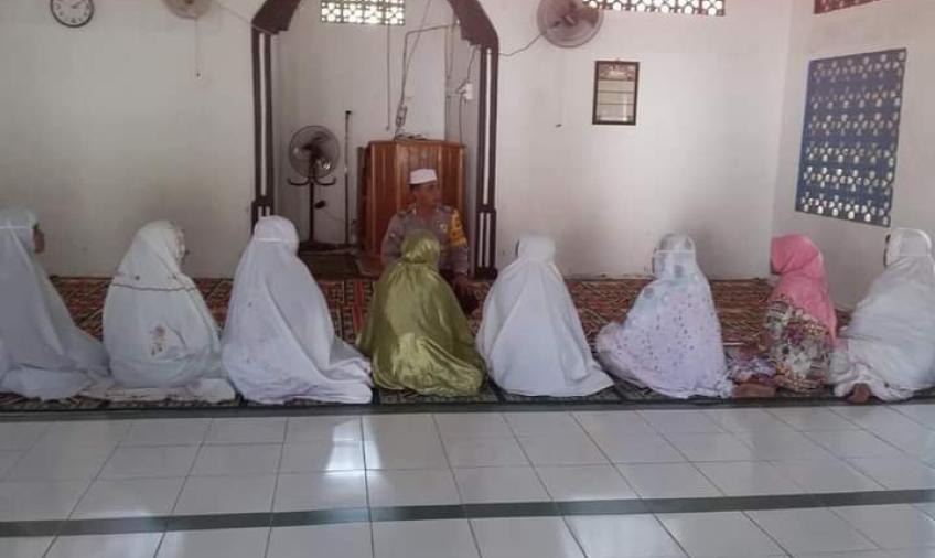 Bhabinkamtibmas Mengajar Tata Cara Salat di Masjid Al-Iqra  Enggano