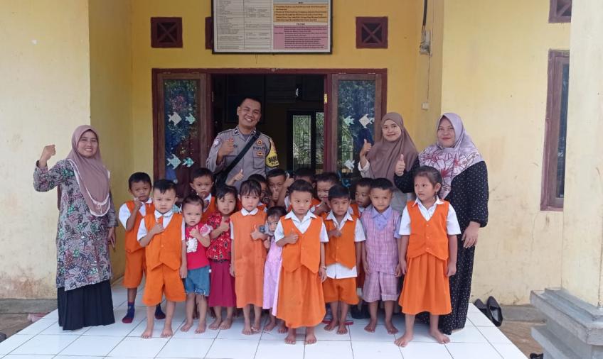 Polisi Sahabat Anak, Bhabinkamtibmas Polsek Manna  Kunjungi Murid TK-PAUD Desa Tambangan 
