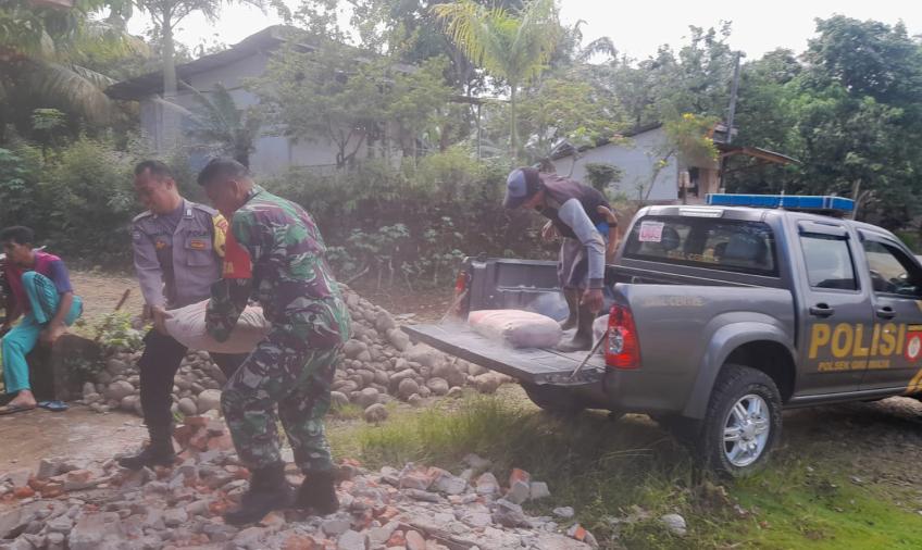 Wujudkan Lingkungan Kondusif, Polsek Giri Mulya Bantu Warga Bangun Pos Kamling 