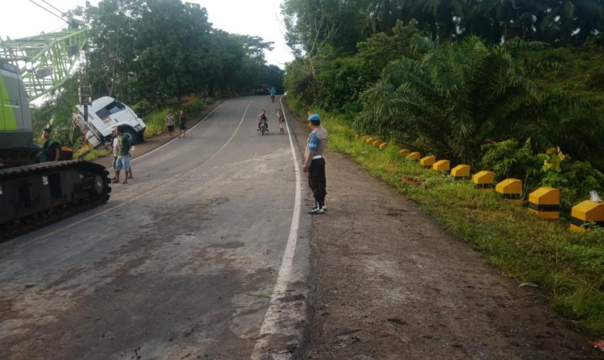 Polsek Batiknau Gelar Pengamanan Evakuasi Truk Tronton Alami Laka Tunggal