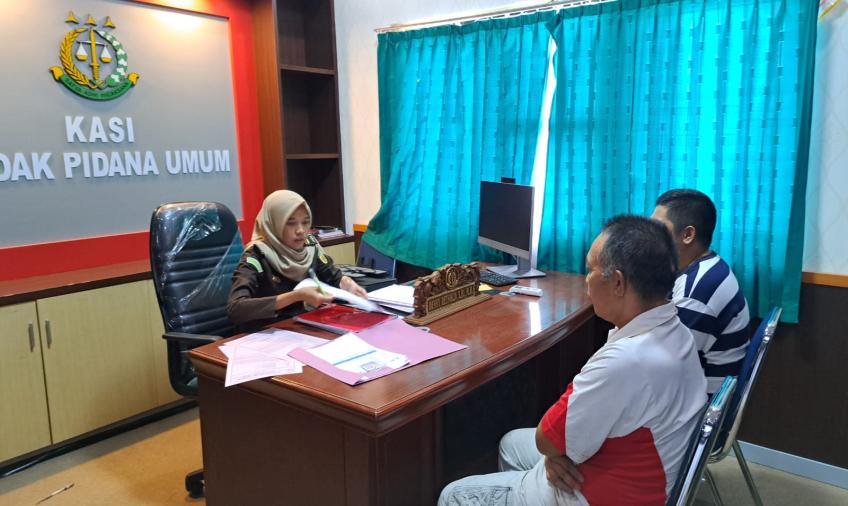 Berkas P21, Polres Lebong Serah Terima Tersangka Kasus Penganiayaan ke Kejari Lebong