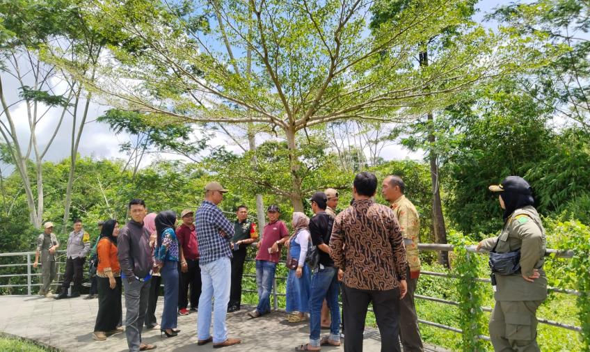 Bhabinkamtibmas Polsek Lebong Atas Hadiri Musyawarah Sosialisasi Penertiban Taman Karang Nio