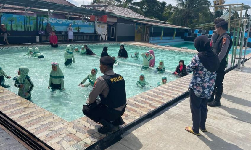 Patroli Harkamtibmas, Sat Samapta Polres Bengkulu Utara Datangi Kolam Renang