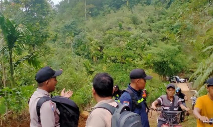 Polsek Kerkap Berikan Pengamanan Giat Adopsi Hutan Desa Lemo Nakai