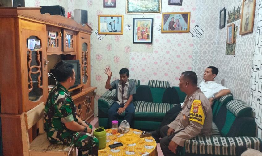 Bhabinkamtibmas Rawa Makmur Terima Keluhan Warga Soal Air Sumur Berbau dan Berbuih