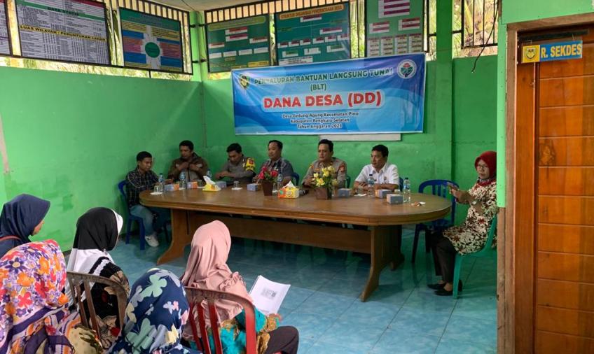 Kapolsek Pino dan Bhabinkamtibmas Hadiri Penyaluran BLT DD