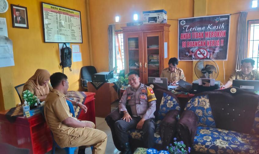 Sambangi Warga, Bhabinkamtibmas  Polsek Kedurang Sampaikan Imbauan Kamtibmas
