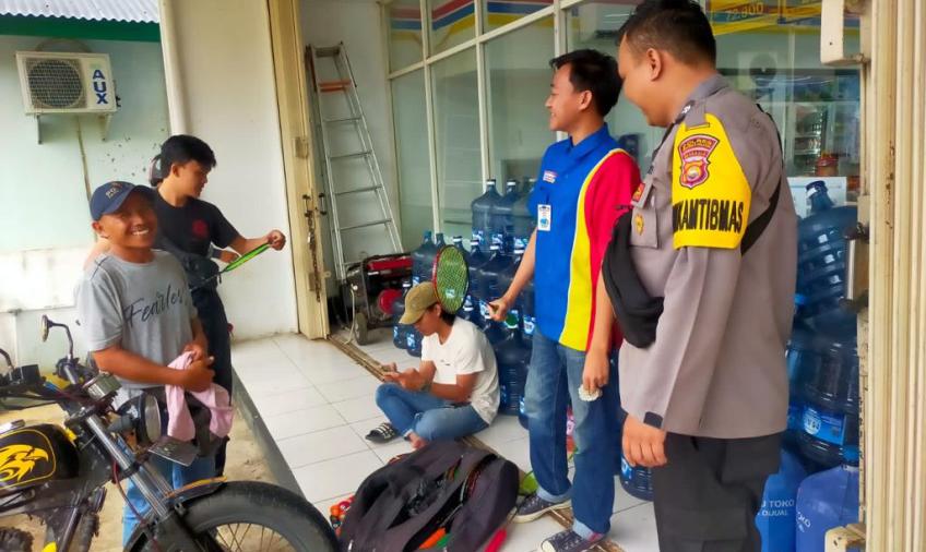Bhabinkamtibmas Polsek Pino Sambangi Mini Market, Ajak Jaga Kamtibmas