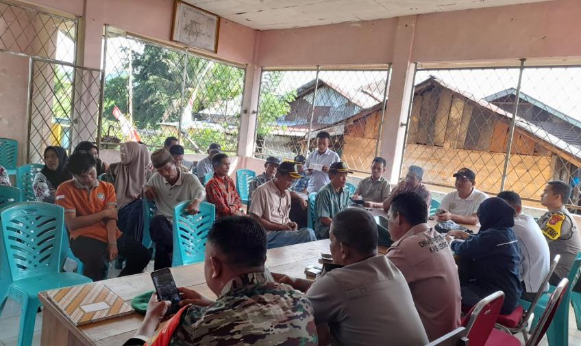 Kanit Binmas Polsek Lebong Atas Hadiri Musdesus BLT-DD Desa Kota Baru Santan
