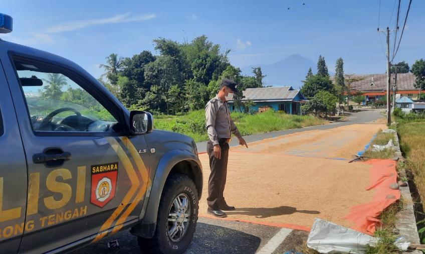 Patroli Polsek Lebong Tengah, Tegur Warga Menjemur Hasil Panen Dijalan
