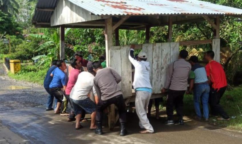 Kapolsek Kerkap dan Warga Bergotong Royong Pindahkan Pos Kamling