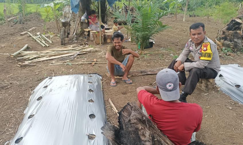 Jalin Keakraban, Bhabinkamtibmas Polsek Seginim Sambangi Warga Menanam Cabai