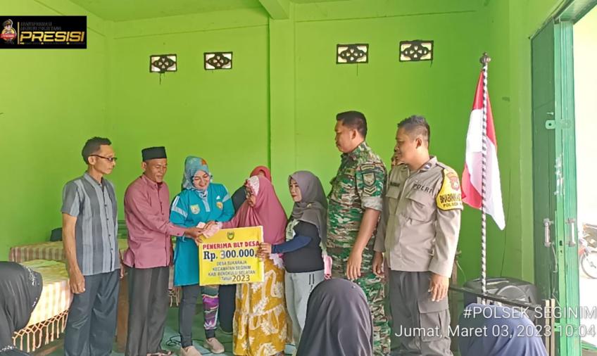 Bhabinkamtibmas Monitoring Penyaluran BLT-DD Desa Suka Raja