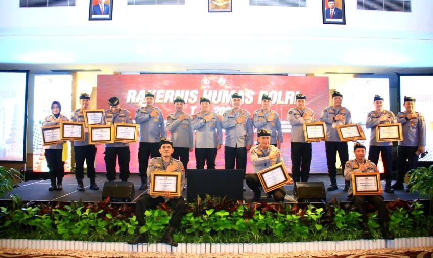 Penghargaan Kadiv Humas Pada Saat Rakernis Humas Polri
